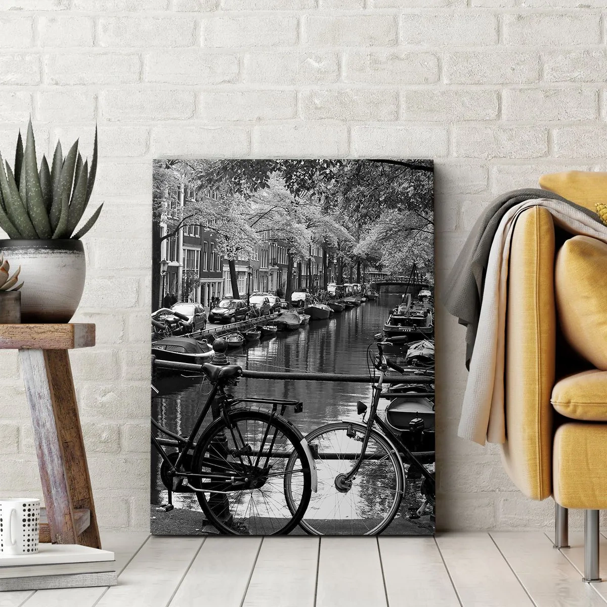 Cuadro sobre lienzo - Impresión de Imagen - Canal con bicicletas en fotografía en blanco y negro - 70x100cm - Una visión muy holandesa - Decoración de pared moderna para salón y dormitorio ARTTOR