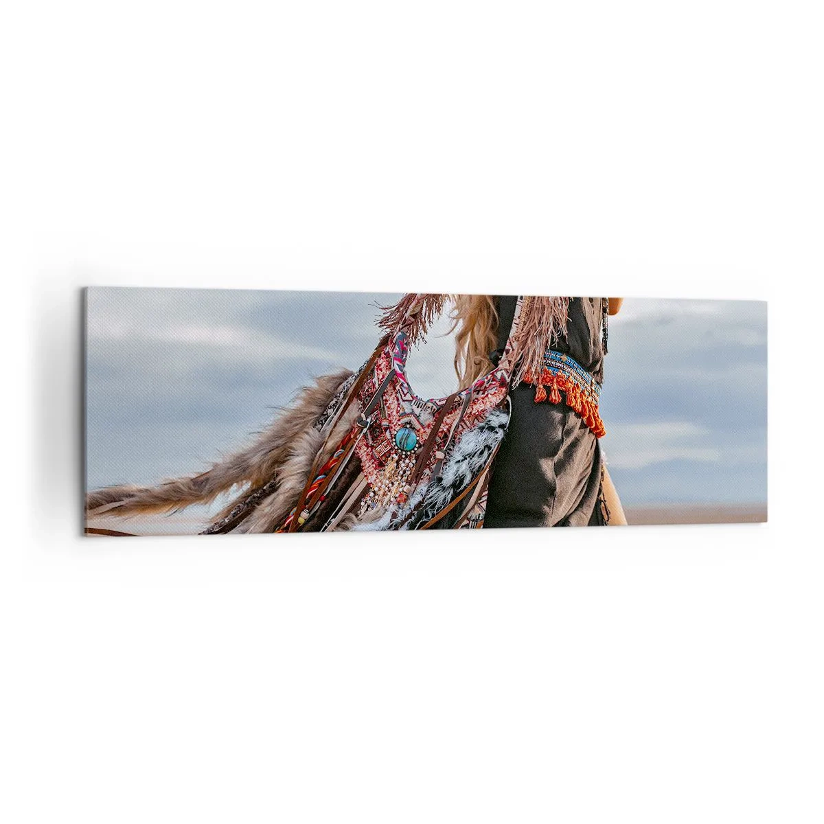 Cuadro sobre lienzo - Impresión de Imagen - Una mujer con estilo boho con detalles de plumas y joyas. - 160x50cm - La chamana - Decoración de pared moderna para salón y dormitorio ARTTOR