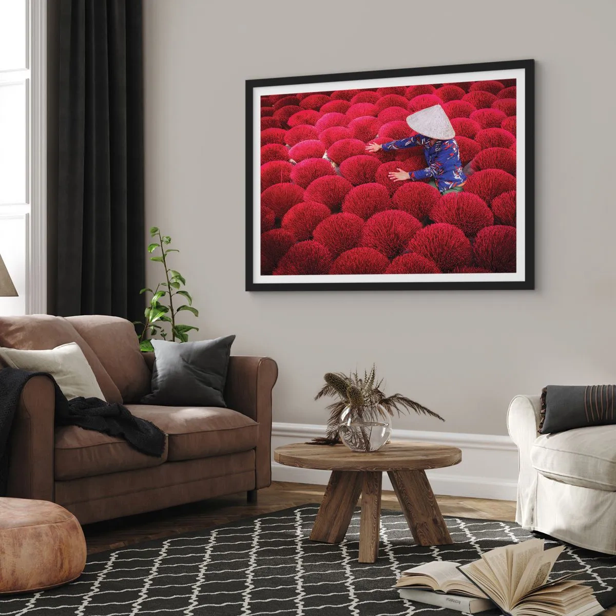 Póster en marco negro - Una mujer con un sombrero tradicional entre varillas de incienso rojo. - 70x50cm - En un campo de arroz - Decoración de pared moderna para salón y dormitorio ARTTOR