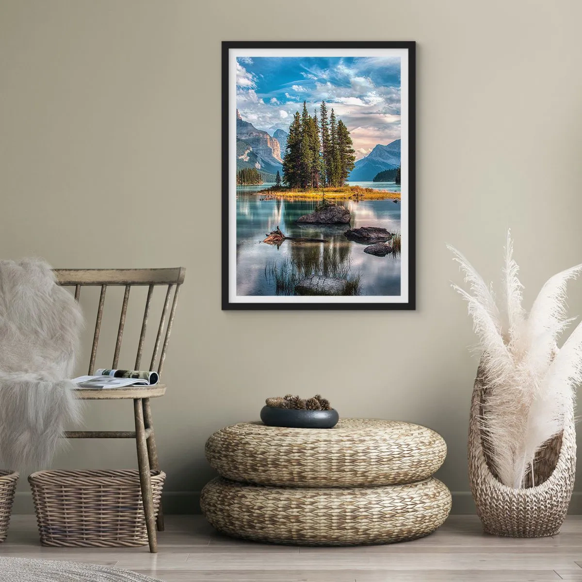 Póster en marco negro - Un paisaje de montaña con una isla rodeada por un lago tranquilo. - 50x70cm - Sobre el agua cristalina... - Decoración de pared moderna para salón y dormitorio ARTTOR