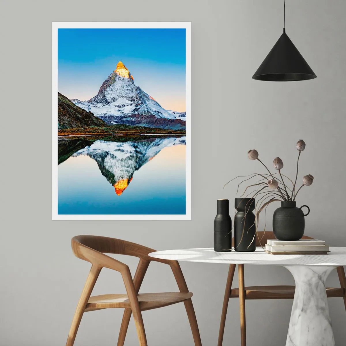 Póster - Una montaña con un pico nevado reflejado en un lago. - 50x70cm - Dos mundos - Decoración de pared moderna para salón y dormitorio ARTTOR
