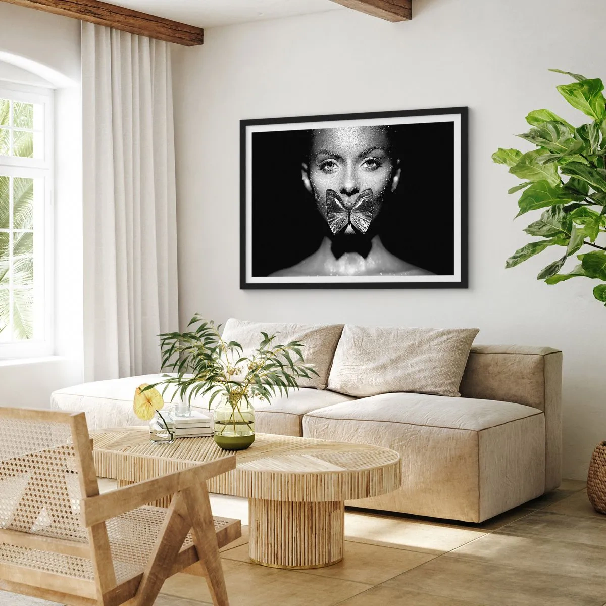 Póster en marco negro - Rostro de mujer en blanco y negro con una mariposa en los labios. - 70x50cm - Beso de mariposa - Decoración de pared moderna para salón y dormitorio ARTTOR