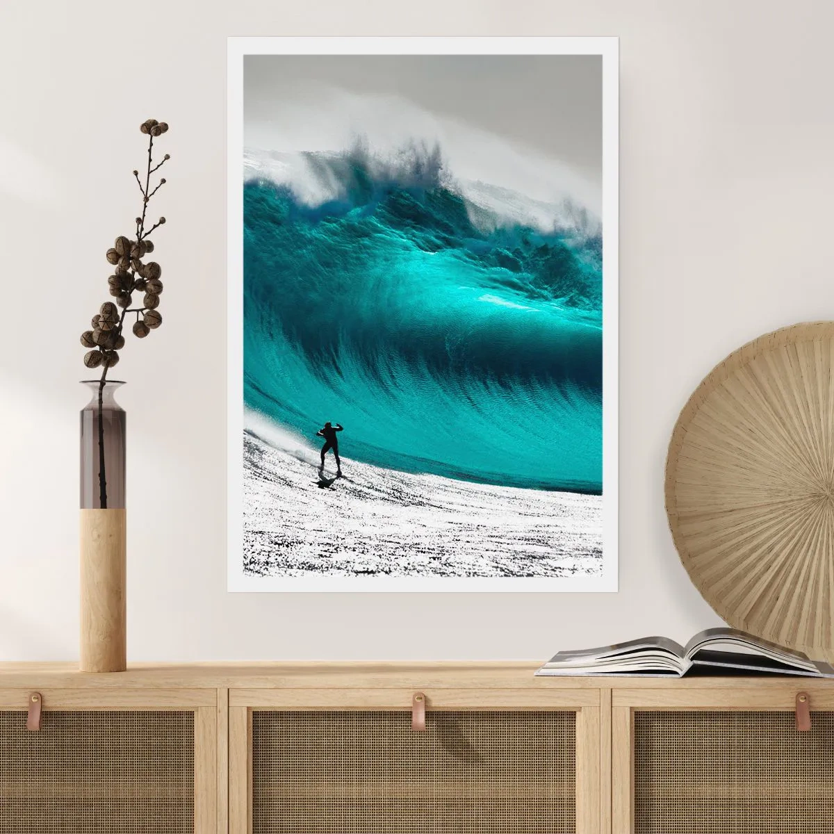 Póster - Un surfista frente a una enorme ola turquesa. - 50x70cm - Reto aceptado - Decoración de pared moderna para salón y dormitorio ARTTOR