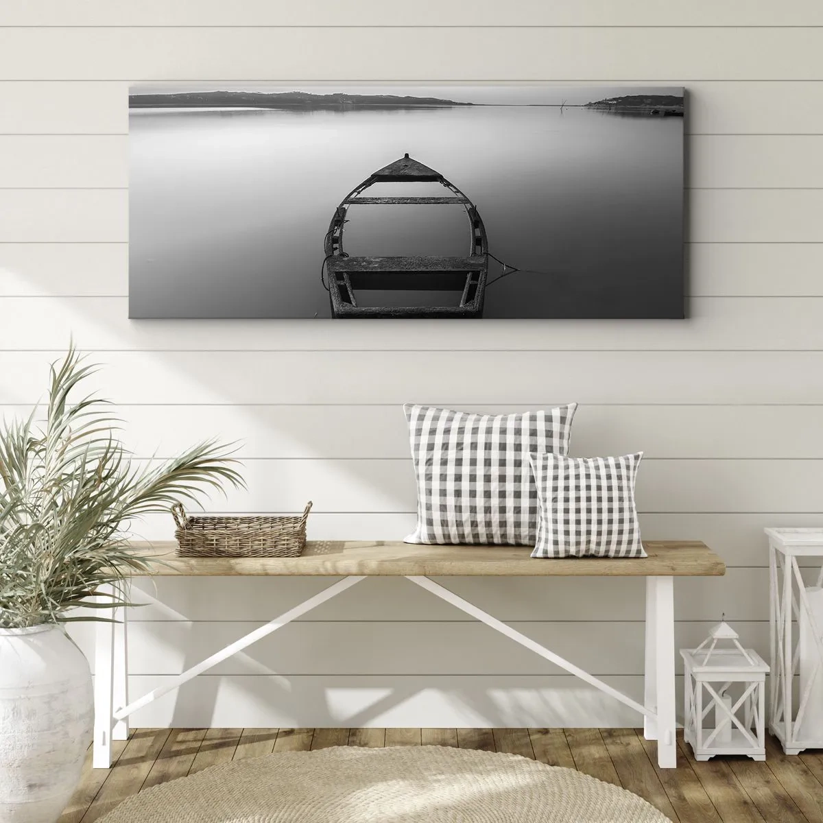 Cuadro sobre lienzo - Impresión de Imagen - Un barco solitario en un lago tranquilo en tonos blanco y negro. - 160x50cm - Anhelo y melancolía - Decoración de pared moderna para salón y dormitorio ARTTOR