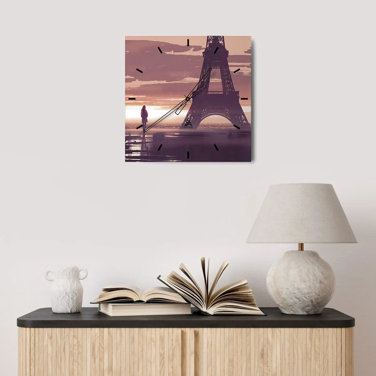 Reloj de pared - Reloj de vidrio - Una figura mirando la Torre Eiffel a la luz del sol poniente. - 30x30cm - Sólo ellas dos - Decoración de pared moderna para salón y dormitorio ARTTOR