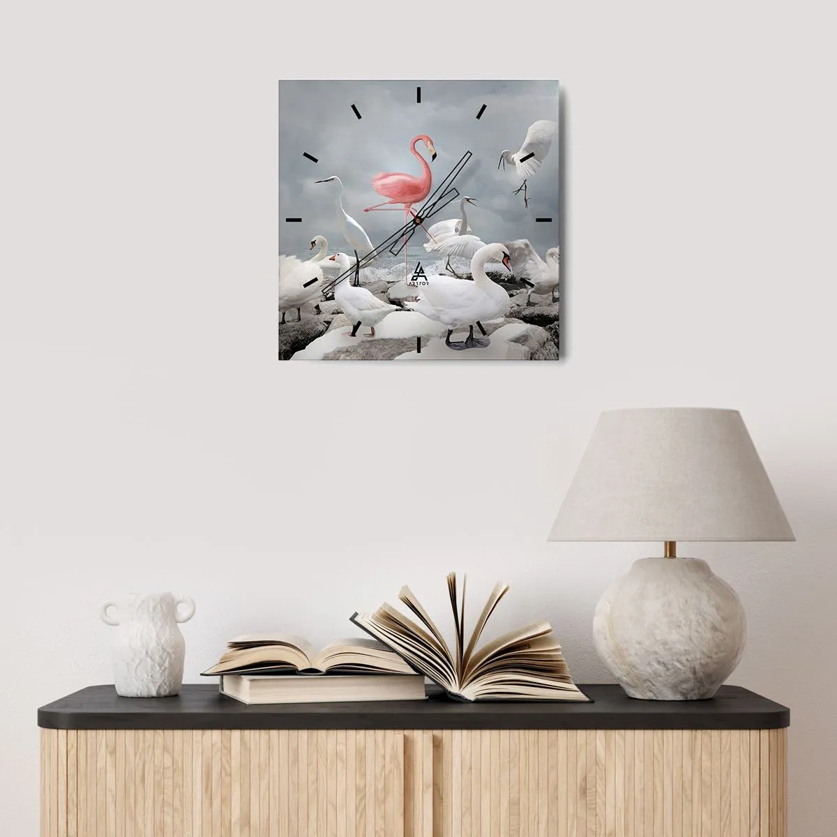 Reloj de pared - Reloj de vidrio - Un flamenco rosado entre cisnes blancos con el fondo de un lago. - 30x30cm - ¿De dónde vengo? - Decoración de pared moderna para salón y dormitorio ARTTOR