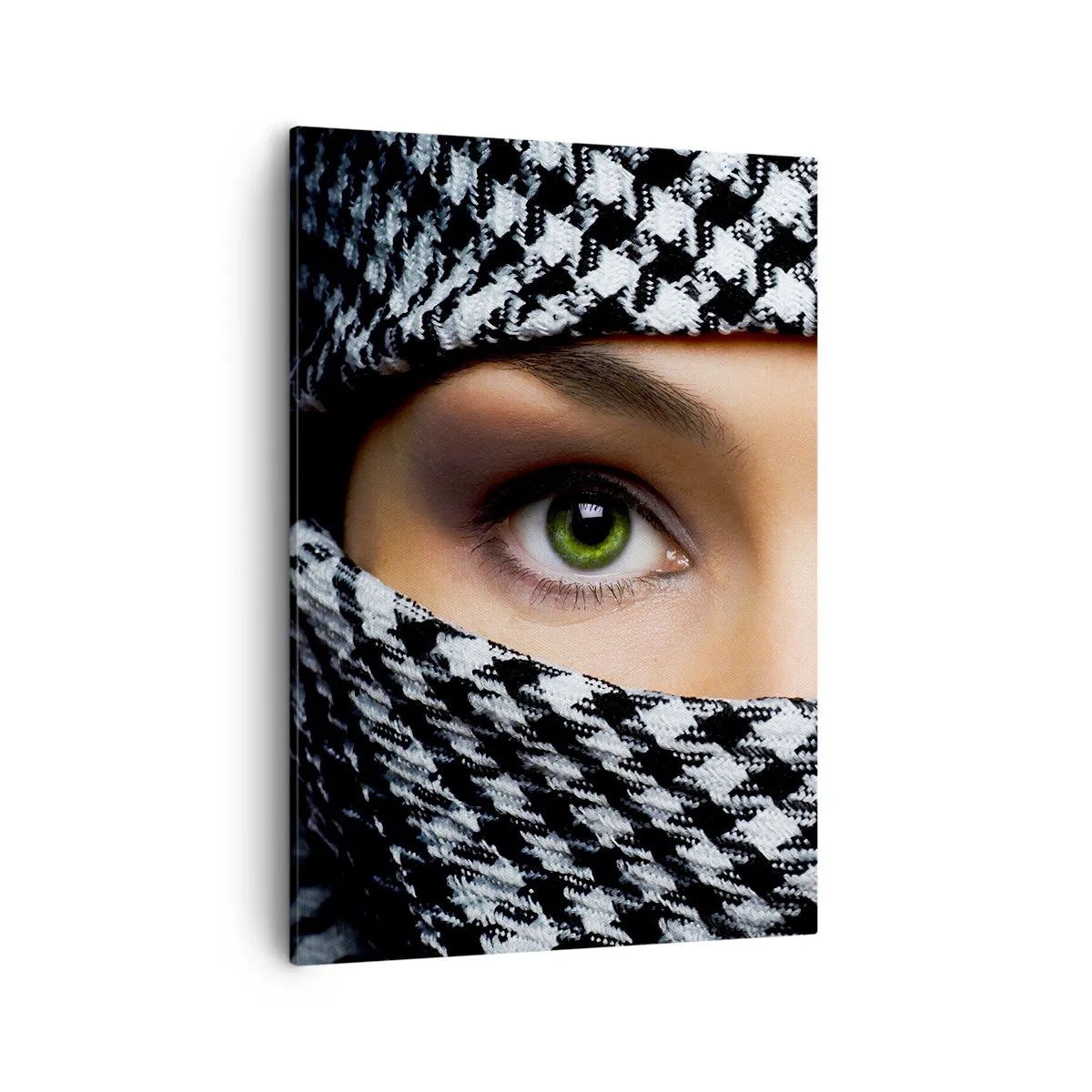 Cuadro sobre lienzo - Impresión de Imagen - Los ojos verdes de una mujer están ocultos tras una tela estampada en blanco y negro. - 50x70cm - Hermosa mirada de ojos verdes - Decoración de pared moderna para salón y dormitorio ARTTOR