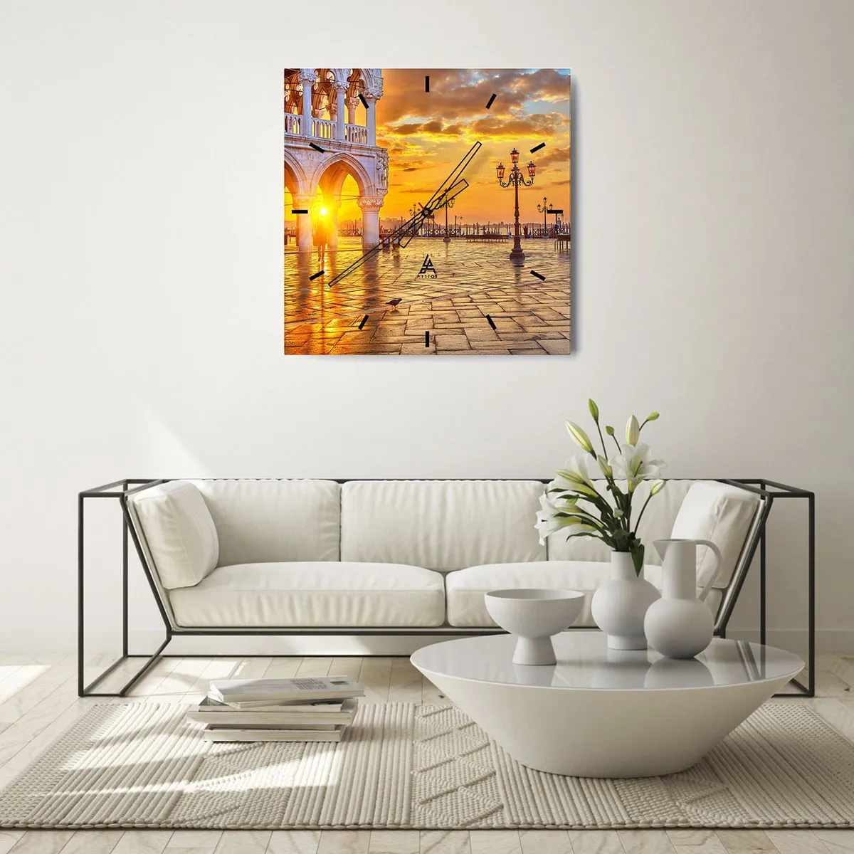Reloj de pared - Reloj de vidrio - Atardecer dorado en la plaza de la ciudad con arcadas y farolas - 30x30cm - ¿Dónde están todos? - Decoración de pared moderna para salón y dormitorio ARTTOR