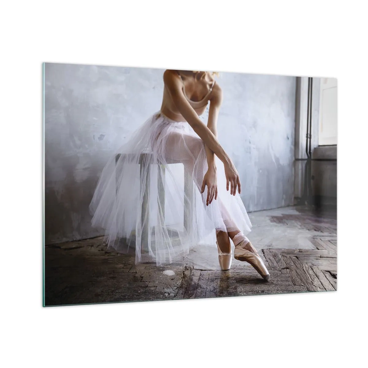 Cuadro sobre vidrio - Impresiones sobre Vidrio - Una bailarina con falda de tul descansa en el pasillo. - 100x70cm - Antes de que brillen las luces del escenario - Decoración de pared moderna para salón y dormitorio ARTTOR