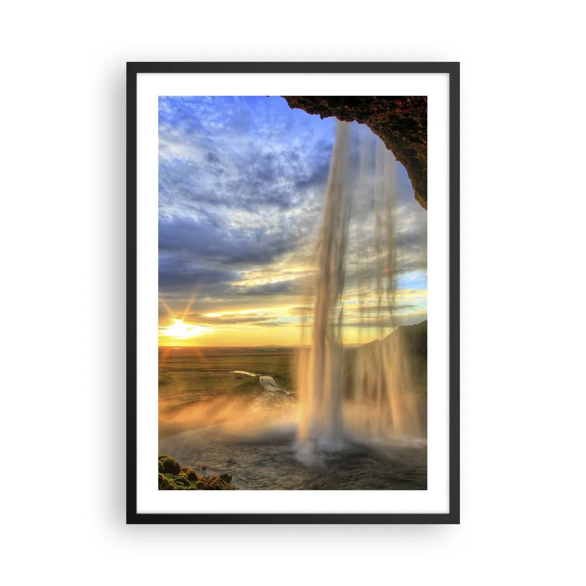Póster en marco negro - Una cascada a la luz del sol poniente con el telón de fondo de un paisaje. - 50x70cm - El mundo tras el velo de las gotas - Decoración de pared moderna para salón y dormitorio ARTTOR
