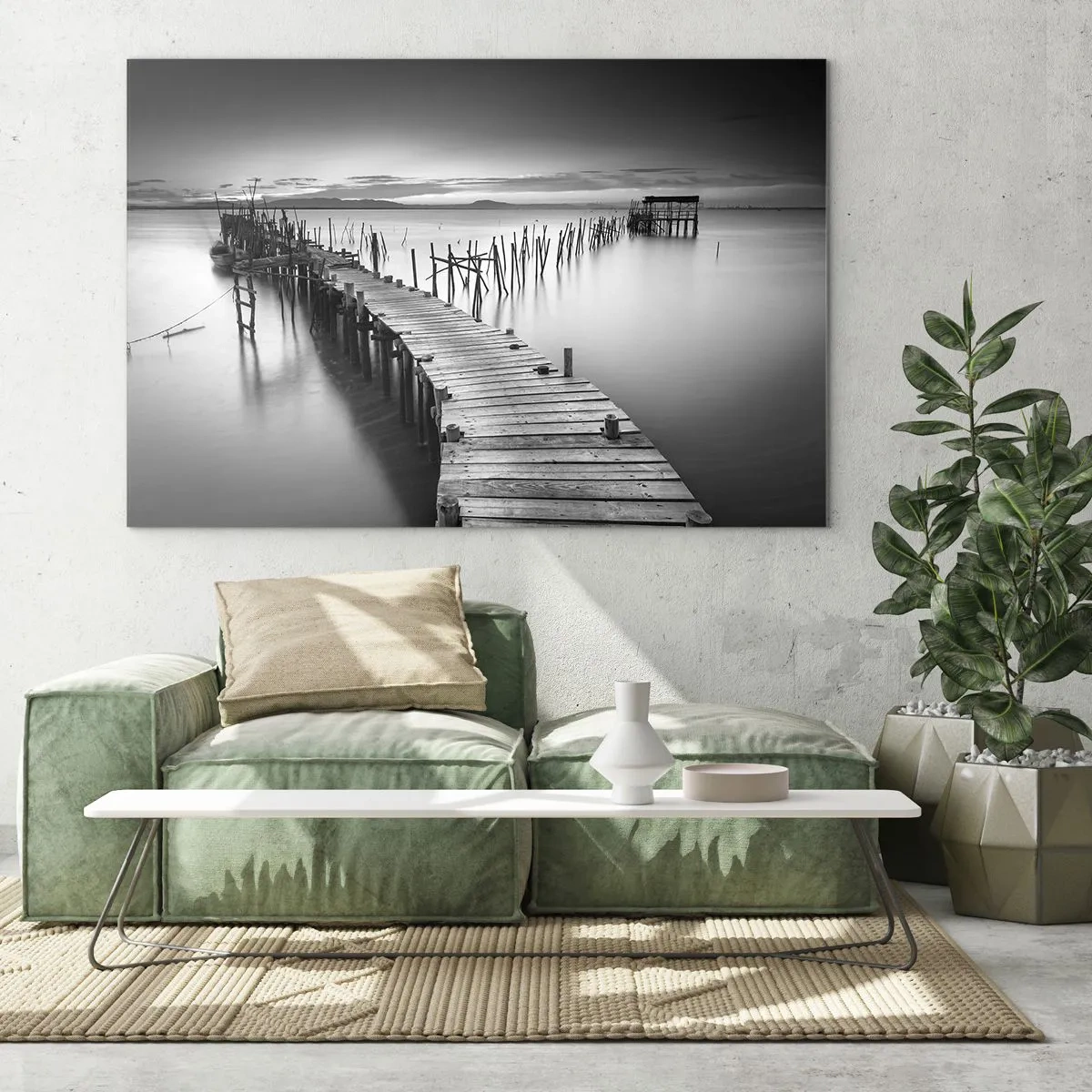 Cuadro sobre vidrio - Impresiones sobre Vidrio - Una vista en blanco y negro de un embarcadero de madera sobre el agua. - 100x70cm - La calma de una orilla olvidada - Decoración de pared moderna para salón y dormitorio ARTTOR