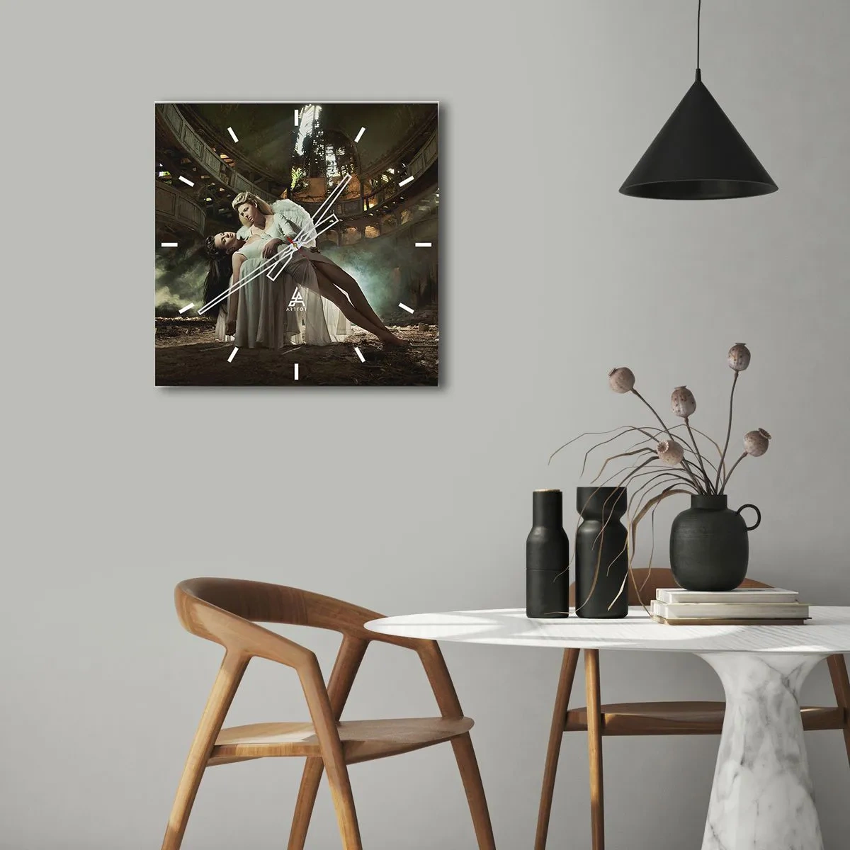 Reloj de pared - Reloj de vidrio - Dos figuras en ruinas con un juego de luces. - 30x30cm - El espíritu del viejo teatro - Decoración de pared moderna para salón y dormitorio ARTTOR