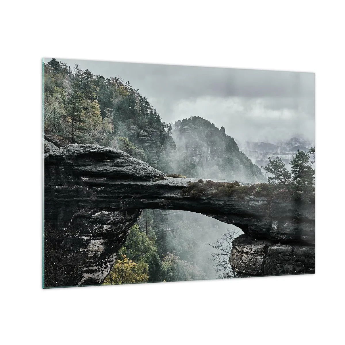 Cuadro sobre vidrio - Impresiones sobre Vidrio - Un puente de piedra entre montañas brumosas y un paisaje forestal. - 70x50cm - La aventura está a punto de comenzar - Decoración de pared moderna para salón y dormitorio ARTTOR