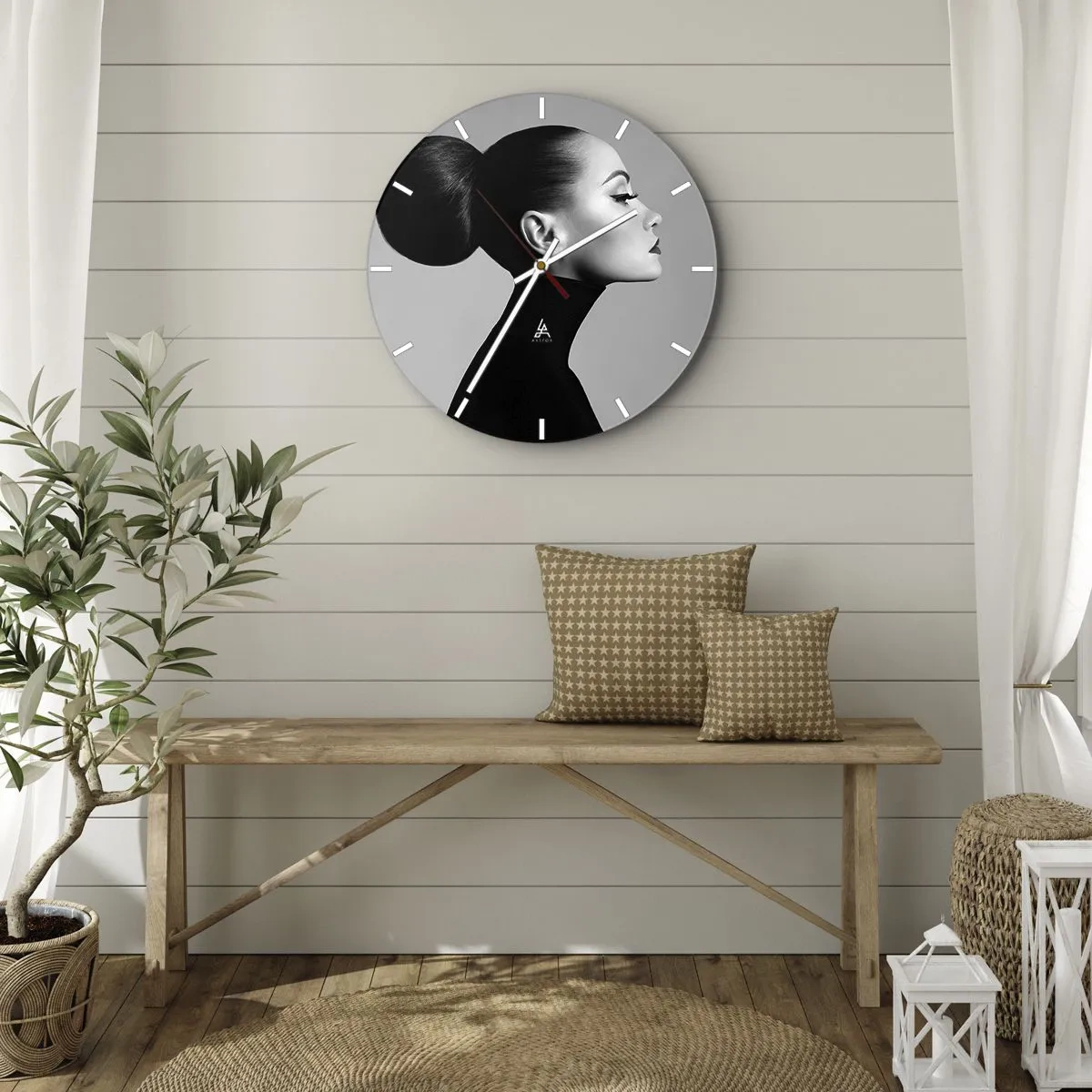Reloj de pared - Reloj de vidrio - Perfil de una mujer en estilo artístico sobre fondo gris. - 30x30cm - Nefertiti contemporánea - Decoración de pared moderna para salón, cocina y dormitorio ARTTOR