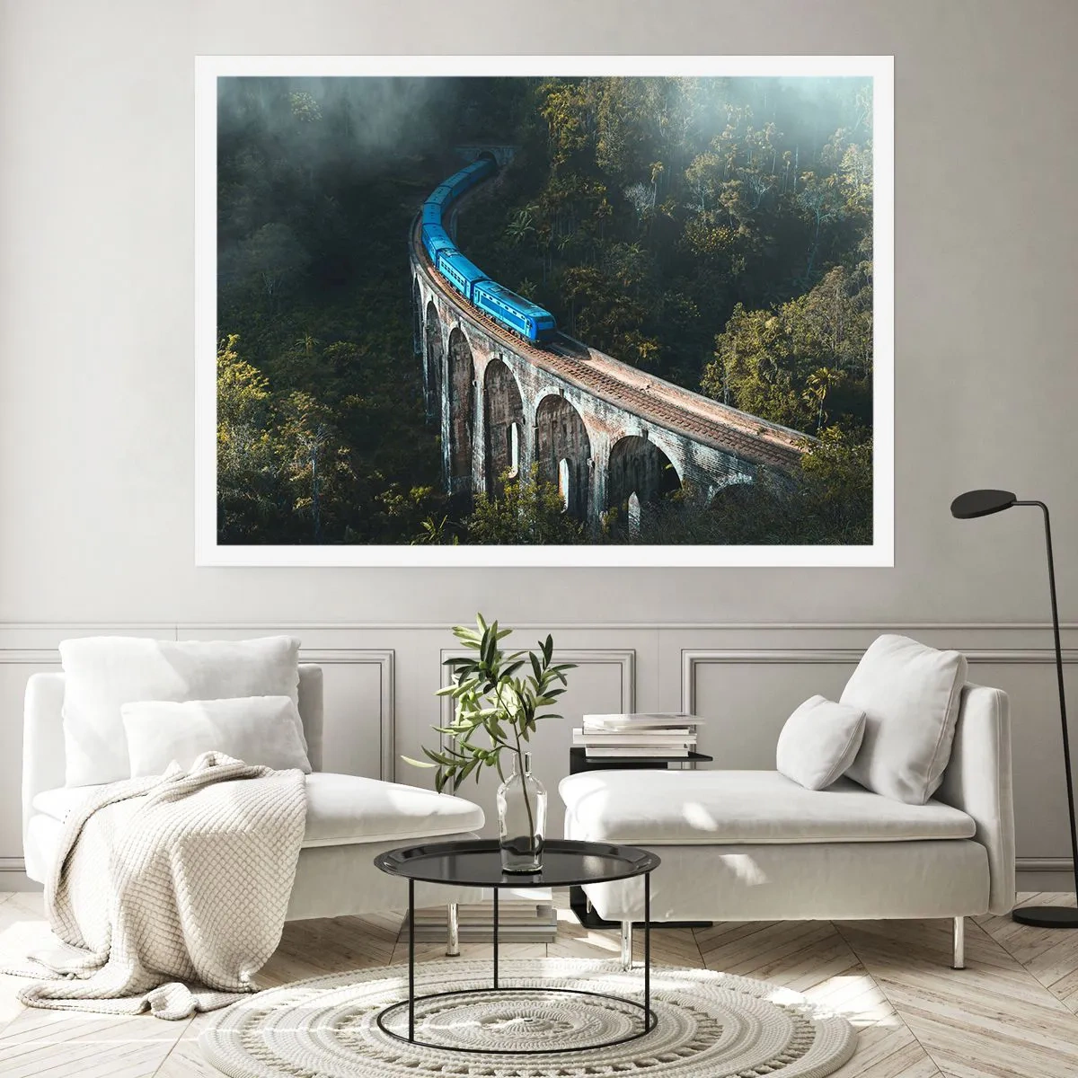 Póster - Un tren azul en un viaducto histórico entre los bosques. - 100x70cm - Vías sobre la naturaleza - Decoración de pared moderna para salón y dormitorio ARTTOR