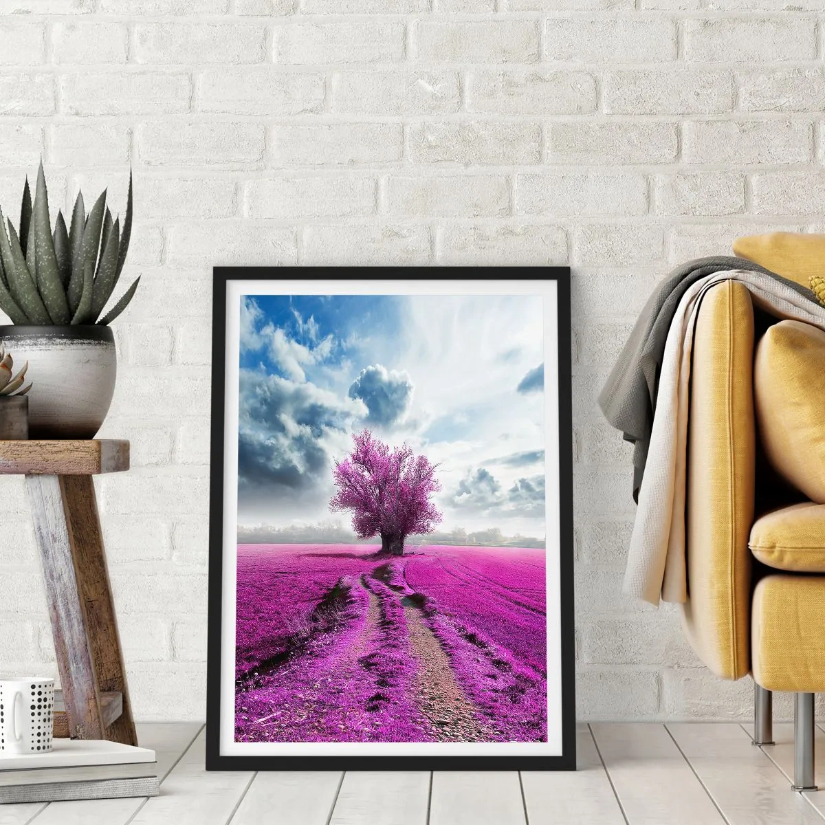 Póster en marco negro - Un árbol en un campo en tonos morados. - 50x70cm - El brezal - un encanto - Decoración de pared moderna para salón y dormitorio ARTTOR