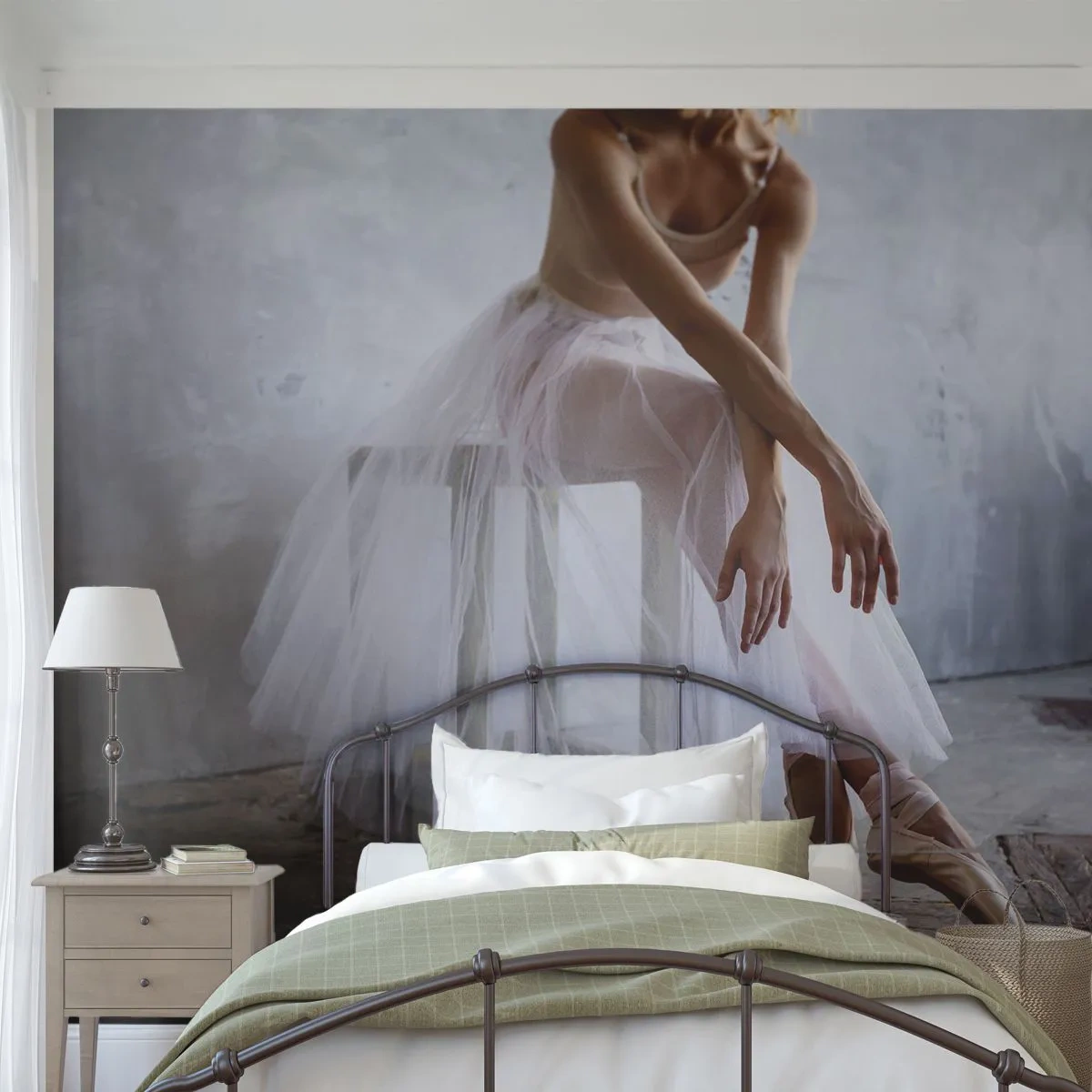 Fotomural Premium Sand - Una bailarina descansando en zapatillas de ballet sobre un fondo industrial. - 100x70cm - Antes de que brillen las luces del escenario - Decoración de pared moderna para salón y dormitorio ARTTOR