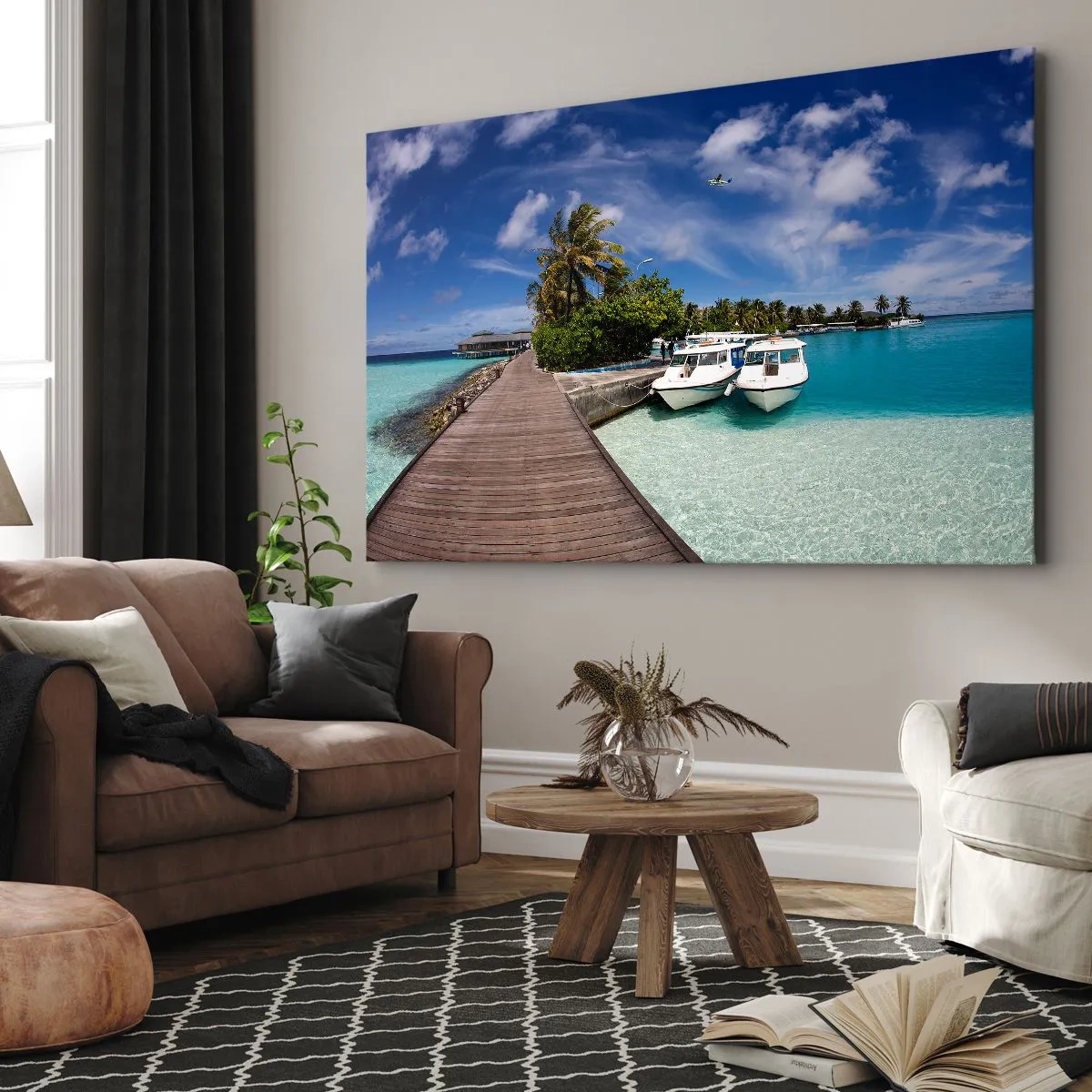Cuadro sobre lienzo - Impresión de Imagen - Un embarcadero sobre un mar turquesa con barcos y palmeras. - 100x70cm - Y sin embargo el paraíso existe - Decoración de pared moderna para salón y dormitorio ARTTOR