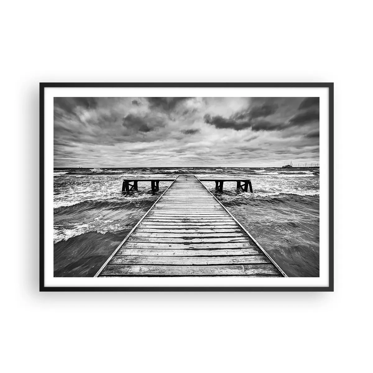 Póster en marco negro - Una vista en blanco y negro de un embarcadero de madera sobre un mar tempestuoso. - 100x70cm - Estoy esperando que sople el viento... - Decoración de pared moderna para salón y dormitorio ARTTOR