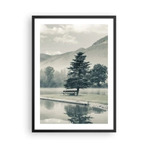 Póster en marco negro - Un banco bajo un árbol junto a un lago con un fondo de montañas. - 50x70cm - El lago sigue durmiendo - Decoración de pared moderna para salón y dormitorio ARTTOR