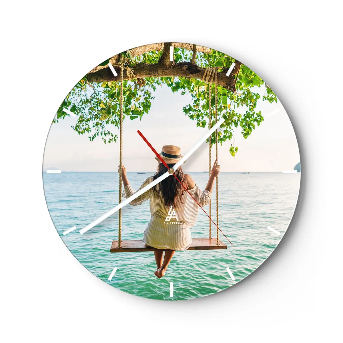 Reloj de pared - Reloj de vidrio - Mujer en un columpio junto al mar en un entorno de verano - 30x30cm - La vida es bella - Decoración de pared moderna para salón, cocina y dormitorio ARTTOR
