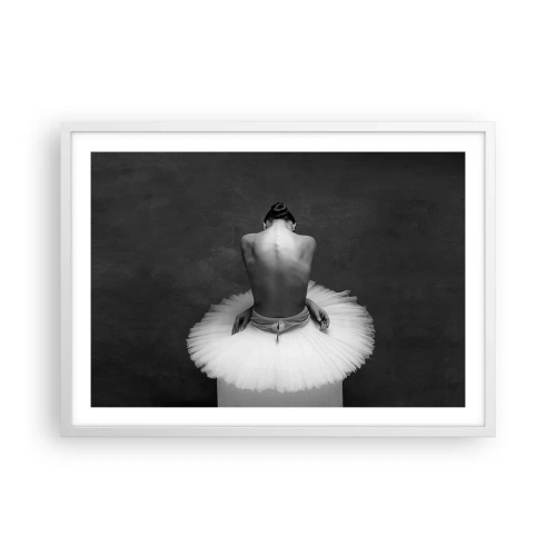 Póster en marco blanco - Rodeada de pétalos - 70x50 cm