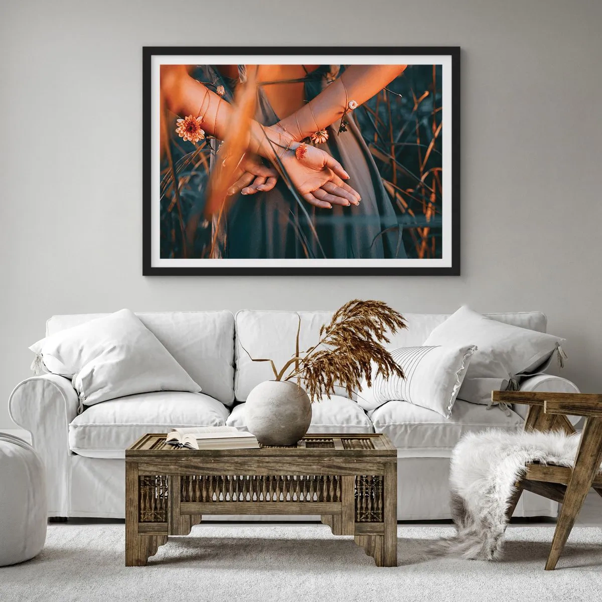 Póster en marco negro - Manos sensuales con flores en un entorno natural. - 70x50cm - Conectada con la naturaleza - Decoración de pared moderna para salón y dormitorio ARTTOR