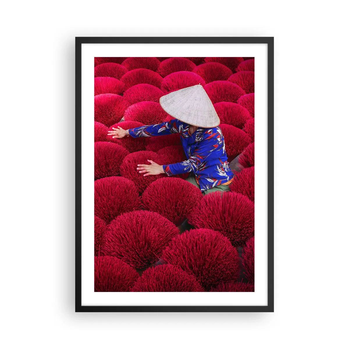 Póster en marco negro - Una figura con sombrero sobre un fondo de varillas de incienso rojas. - 50x70cm - En un campo de arroz - Decoración de pared moderna para salón y dormitorio ARTTOR
