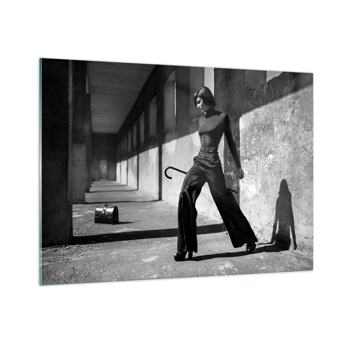 Cuadro sobre vidrio - Impresiones sobre Vidrio - Fotografía en blanco y negro de una mujer con un atuendo elegante en un entorno urbano. - 100x70cm - Elegancia urbana - Decoración de pared moderna para salón y dormitorio ARTTOR