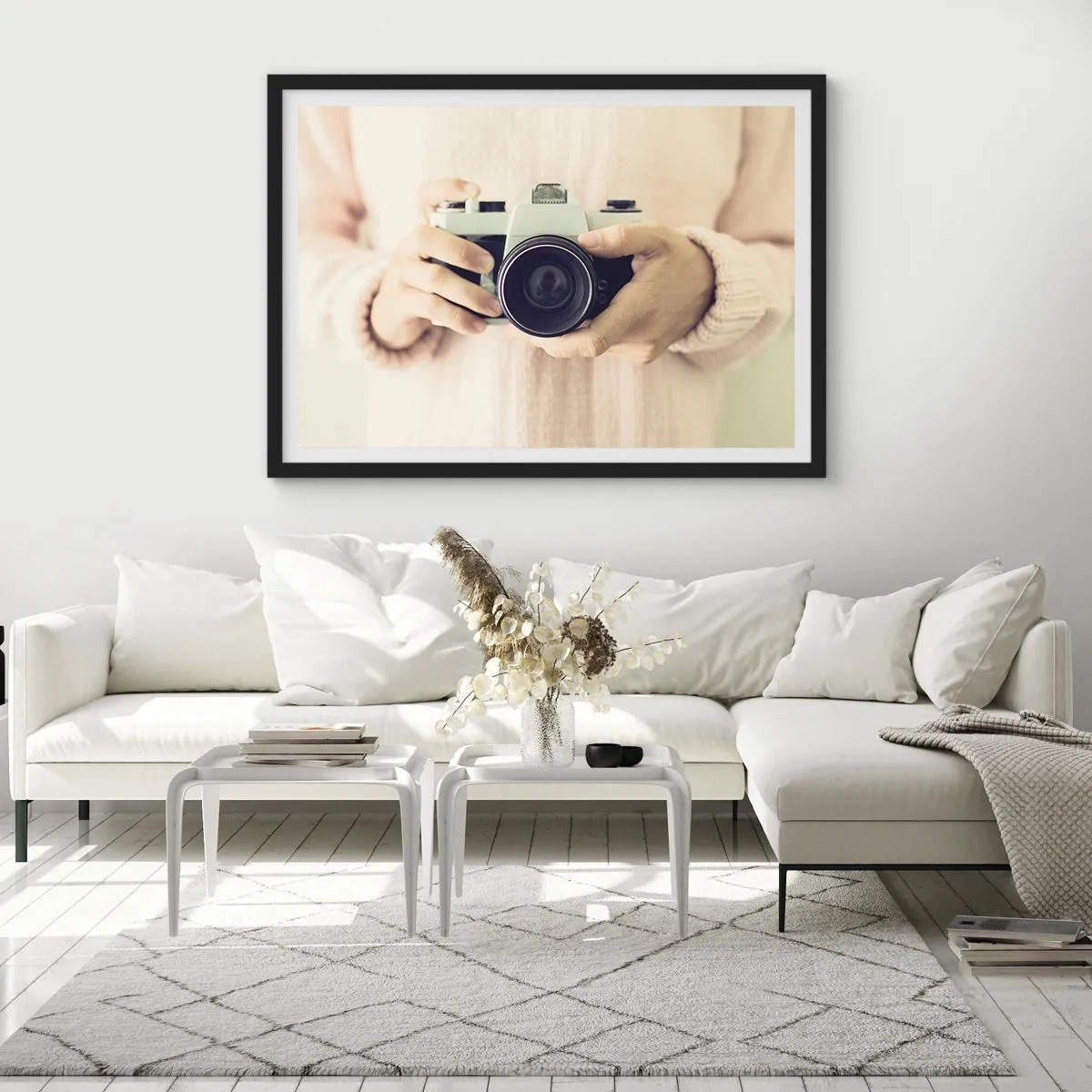 Póster en marco negro - Cámara retro sostenida en las manos contra un fondo claro - 100x70cm - Una visión diferente - Decoración de pared moderna para salón y dormitorio ARTTOR