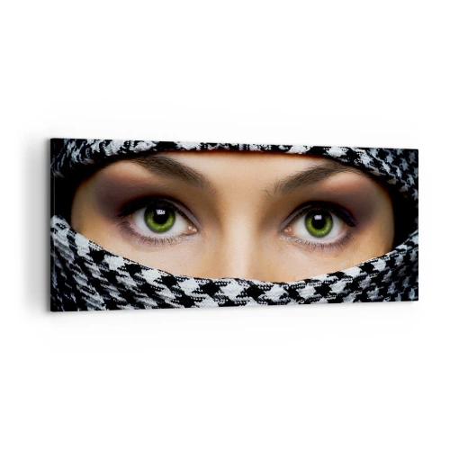 Cuadro sobre lienzo - Impresión de Imagen - Los ojos verdes de una mujer están ocultos tras una tela estampada en blanco y negro. - 120x50cm - Hermosa mirada de ojos verdes - Decoración de pared moderna para salón y dormitorio ARTTOR