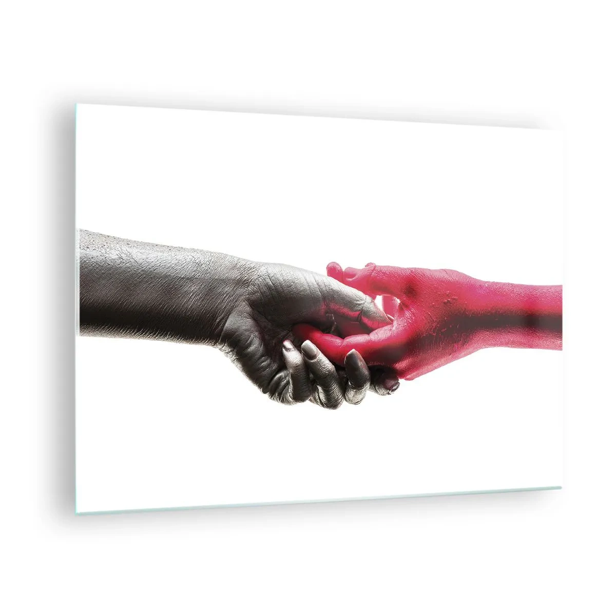 Cuadro sobre vidrio - Impresiones sobre Vidrio - Primer plano de dos manos, una negra y otra roja, abrazándose. - 70x50cm - Juntos, aunque diferentes - Decoración de pared moderna para salón y dormitorio ARTTOR