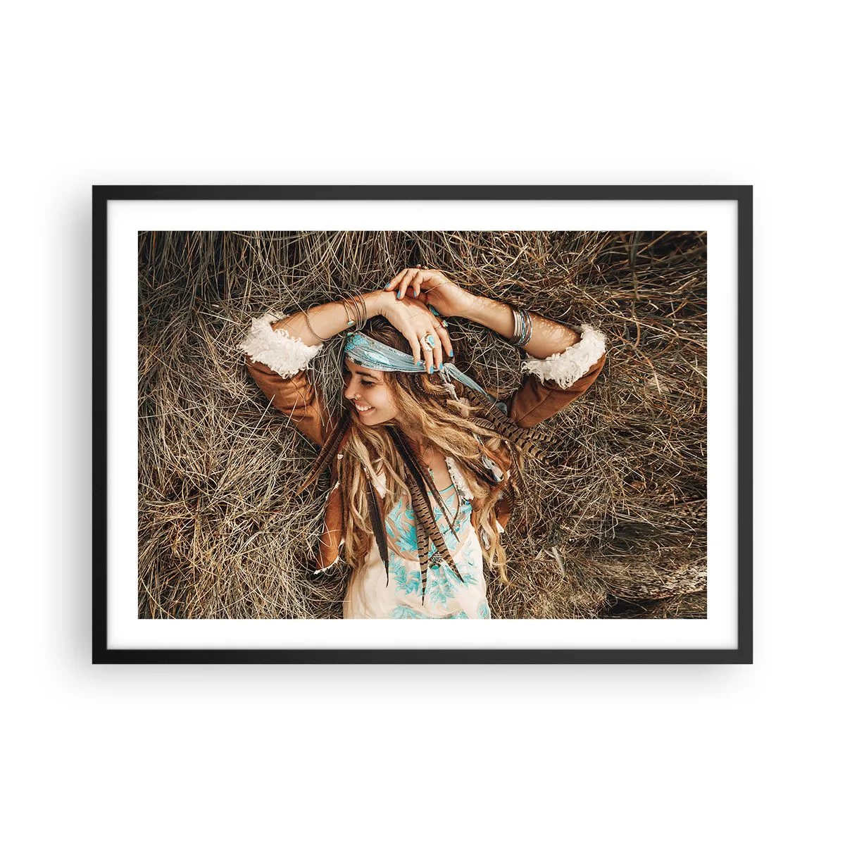 Póster en marco negro - Mujer de estilo boho tumbada sobre el heno - 70x50cm - El verano del amor - Decoración de pared moderna para salón y dormitorio ARTTOR