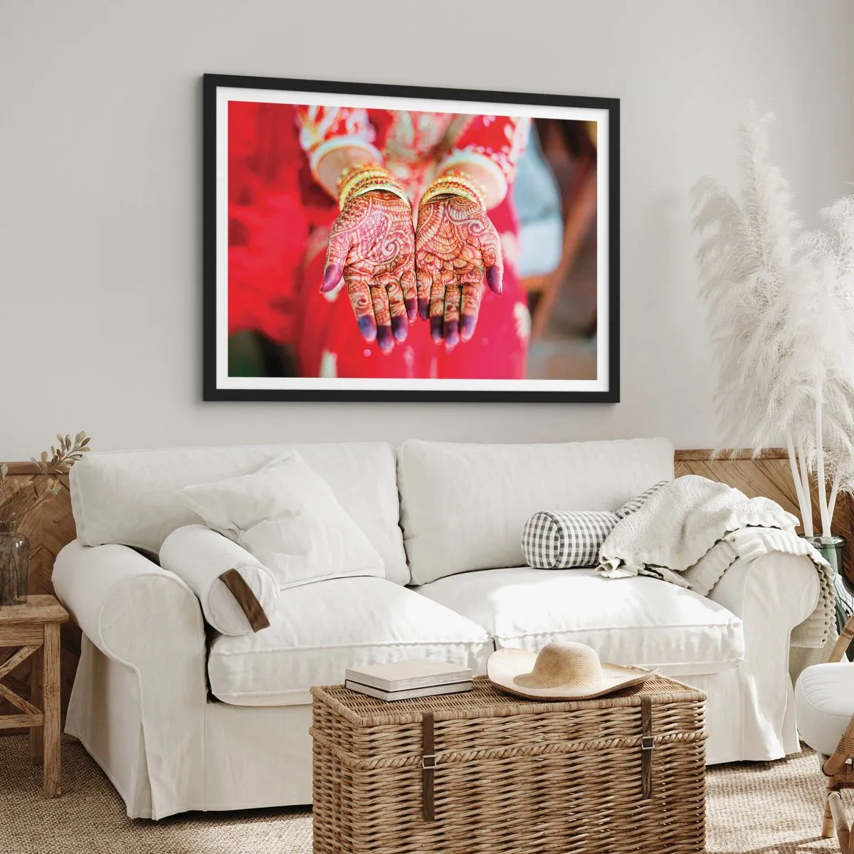Póster en marco negro - Manos decoradas con henna sobre el fondo de un vestido rojo. - 70x50cm - Ritual con las manos - Decoración de pared moderna para salón y dormitorio ARTTOR