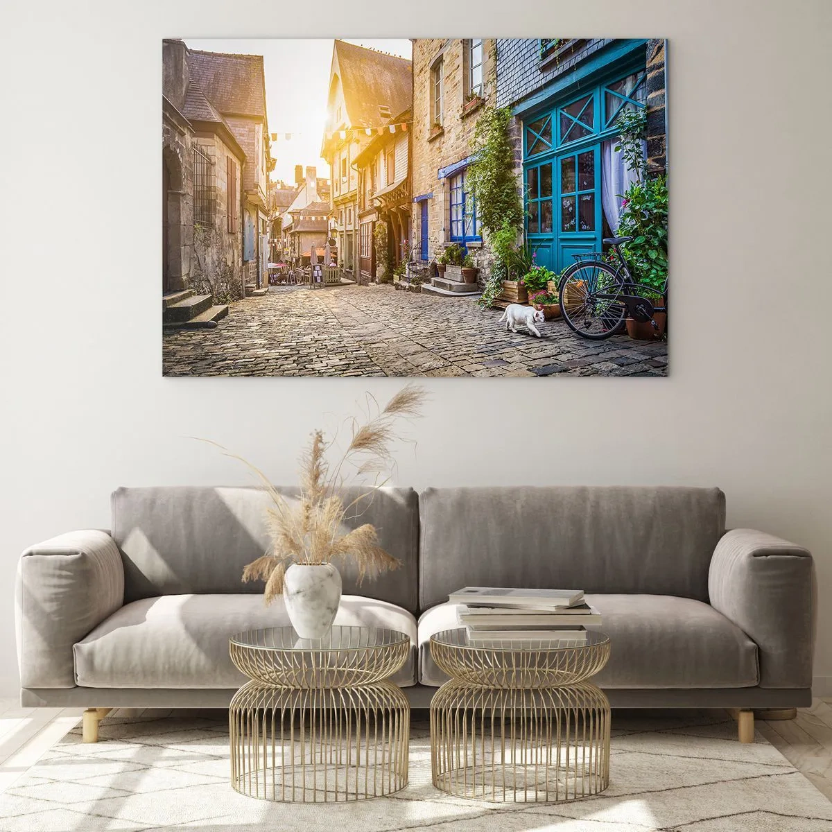 Cuadro sobre vidrio - Impresiones sobre Vidrio - Una encantadora calle del pueblo con un gato blanco y una bicicleta. - 70x50cm - El fantasma blanco de la ciudad - Decoración de pared moderna para salón y dormitorio ARTTOR