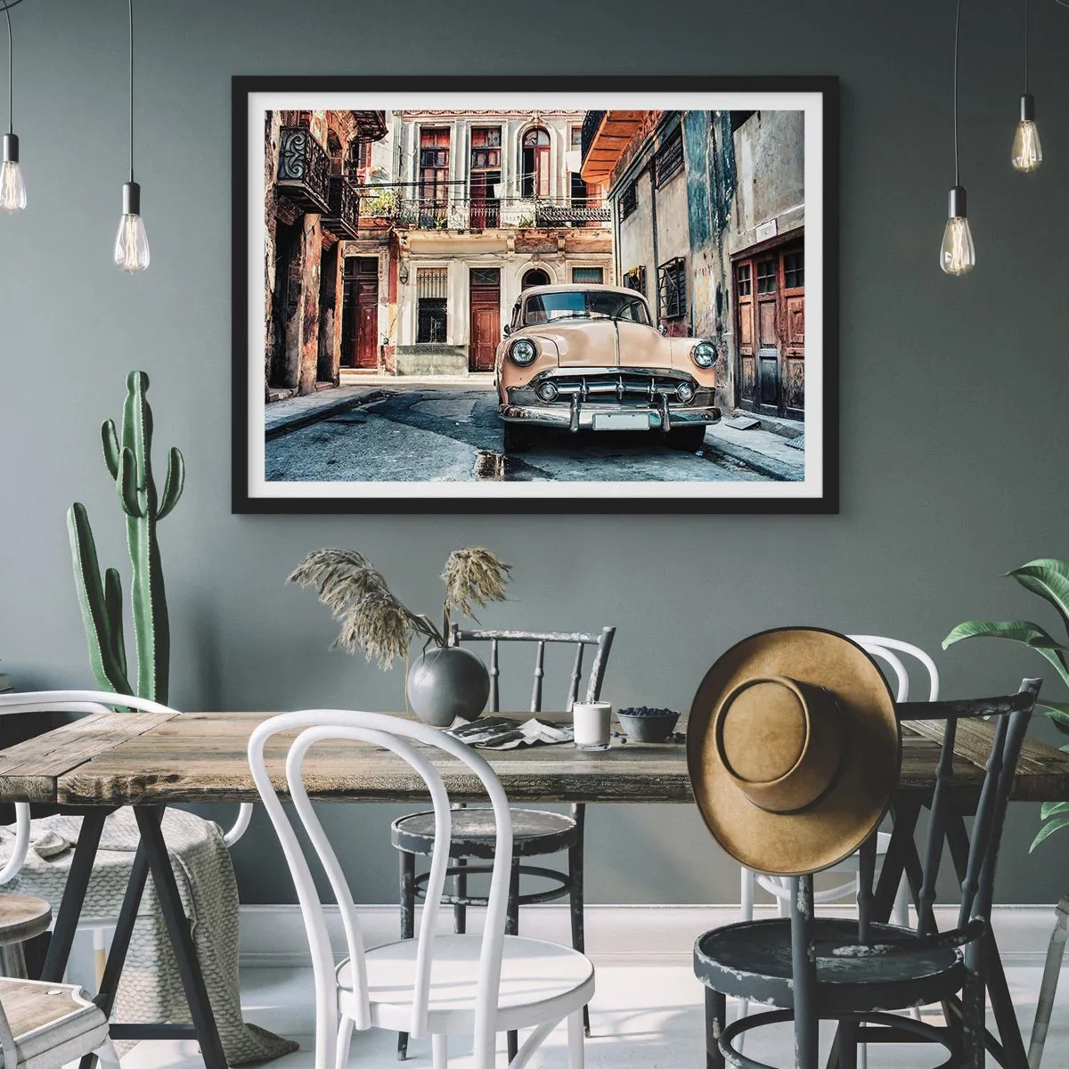 Póster en marco negro - Un coche clásico con la arquitectura urbana como telón de fondo - 70x50cm - Siesta en La Habana - Decoración de pared moderna para salón y dormitorio ARTTOR