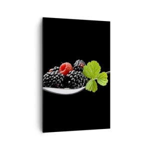 Cuadro sobre lienzo - Impresión de Imagen - Moras y frambuesas en una cuchara con una hoja sobre un fondo negro. - 80x120cm - El sabor de la frescura - Decoración de pared moderna para salón y dormitorio ARTTOR