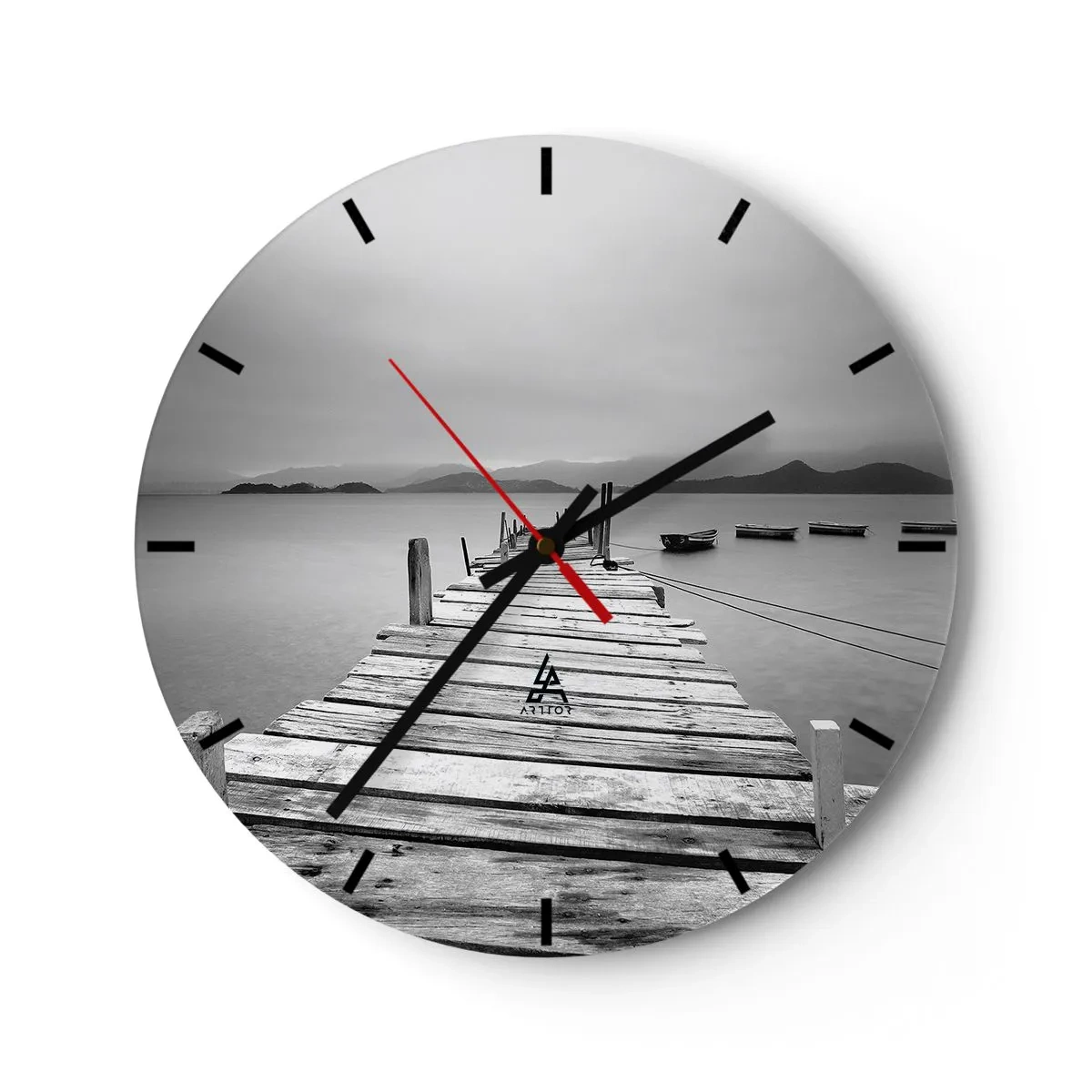 Reloj de pared - Reloj de vidrio - Un embarcadero de madera sobre un lago tranquilo con montañas al fondo. - 30x30cm - Más allá de las montañas, más allá de los mares - Decoración de pared moderna para salón, cocina y dormitorio ARTTOR