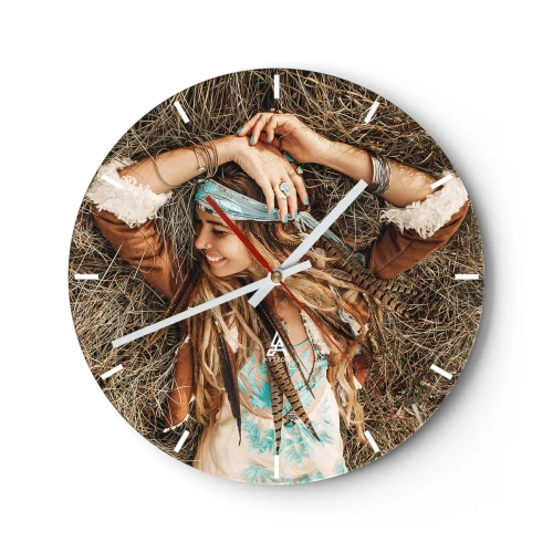 Reloj de pared - Reloj de vidrio - Mujer bohemia sonriente tumbada en el heno - 30x30cm - El verano del amor - Decoración de pared moderna para salón, cocina y dormitorio ARTTOR