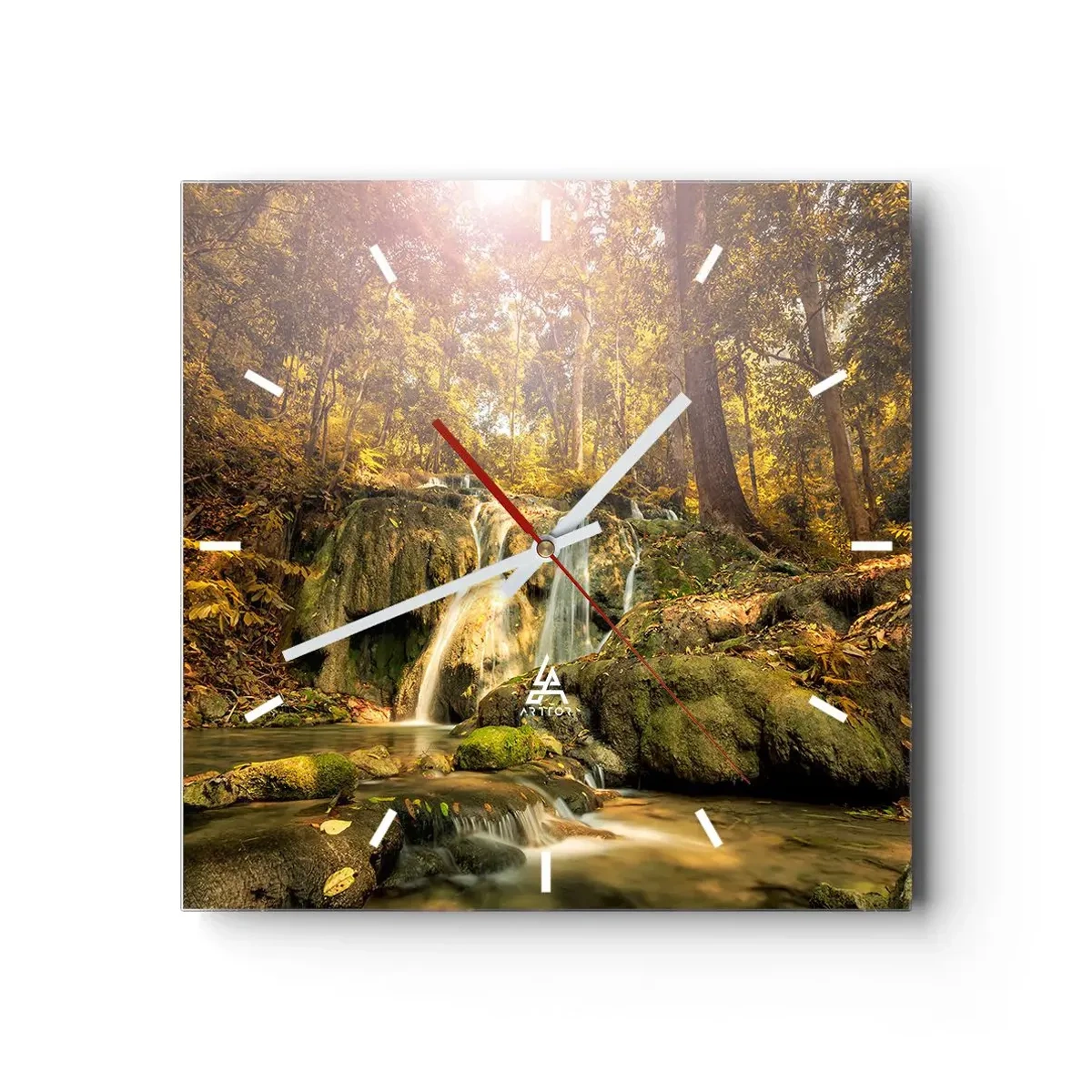 Reloj de pared - Reloj de vidrio - Una cascada forestal bajo los rayos del sol, rodeada de vegetación. - 30x30cm - Cascada forestal en verde - Decoración de pared moderna para salón y dormitorio ARTTOR
