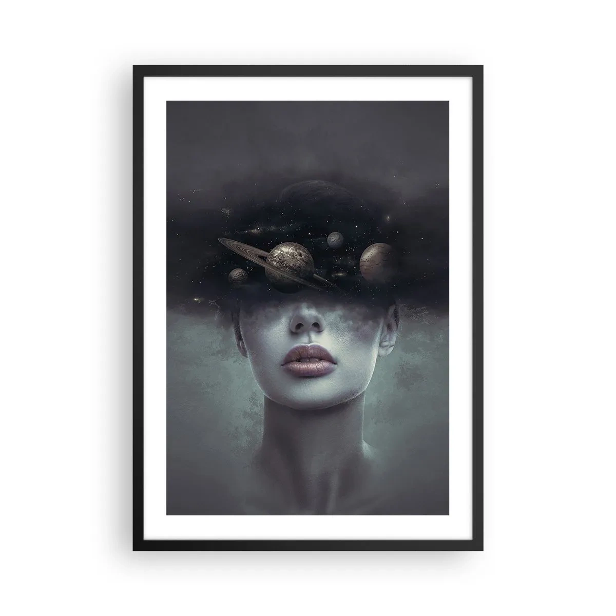 Póster en marco negro - Misterioso retrato de una mujer con planetas en el espacio. - 50x70cm - Y los planetas sienten... - Decoración de pared moderna para salón y dormitorio ARTTOR