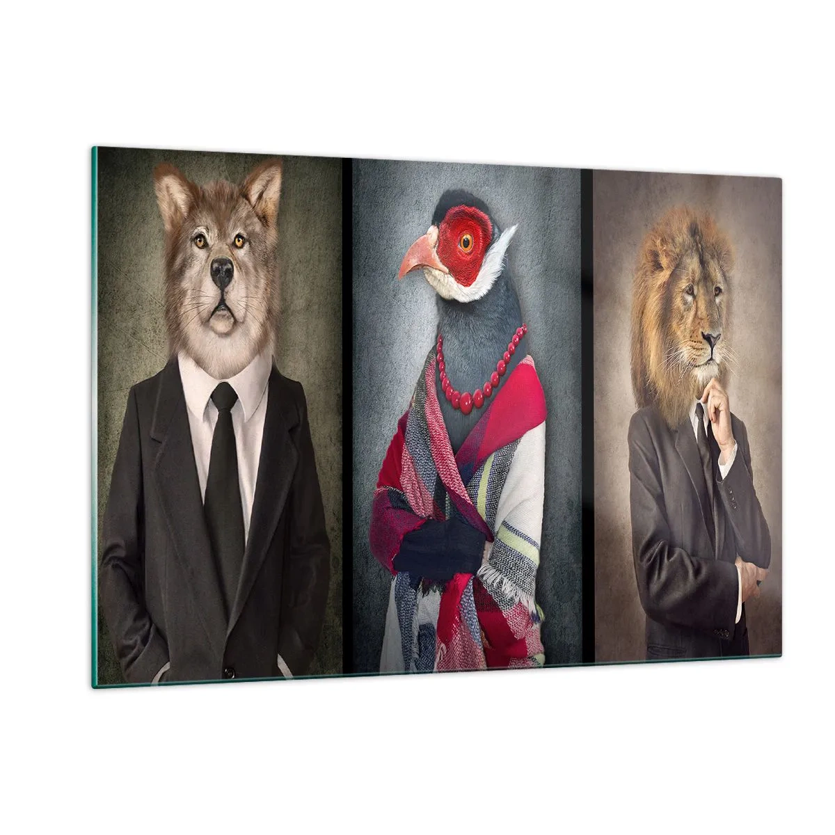 Cuadro sobre vidrio - Impresiones sobre Vidrio - Tres animales con ropa elegante sobre un fondo estilizado. - 120x80cm - ¿Qué estoy haciendo aquí? - Decoración de pared moderna para salón y dormitorio ARTTOR