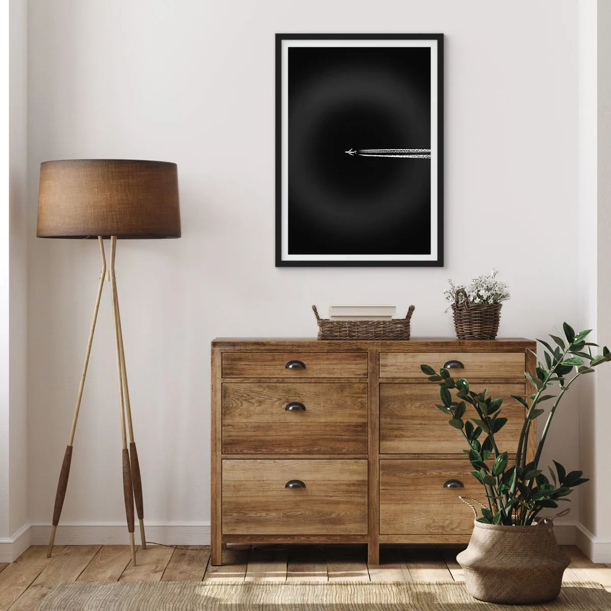 Póster en marco negro - Un avión volando sobre un fondo negro, dejando estelas de condensación a su paso. - 50x70cm - En otra dimensión - Decoración de pared moderna para salón y dormitorio ARTTOR
