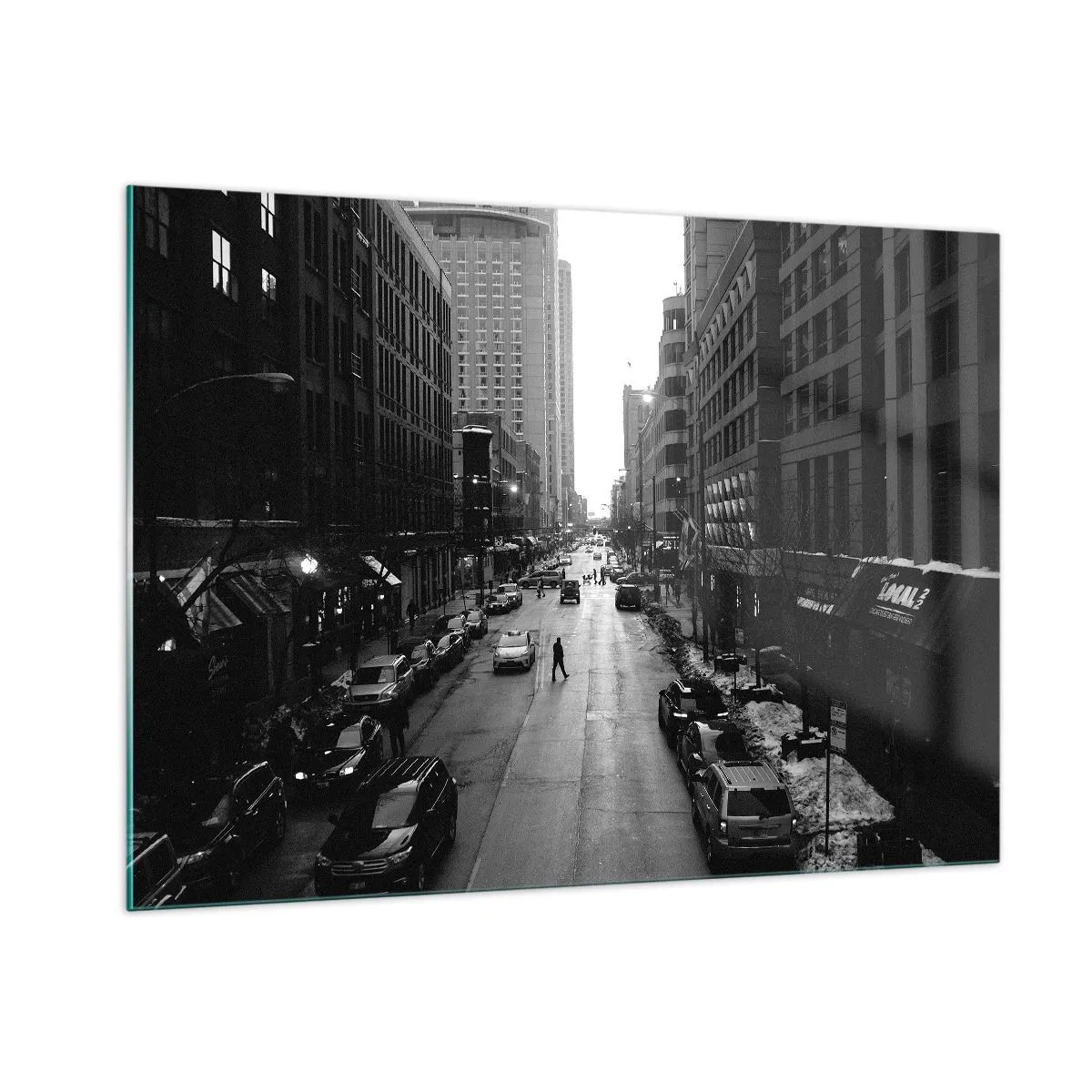 Cuadro sobre vidrio - Impresiones sobre Vidrio - Una calle en blanco y negro con un transeúnte entre edificios modernos. - 100x70cm - Un día como otro cualquiera - Decoración de pared moderna para salón y dormitorio ARTTOR