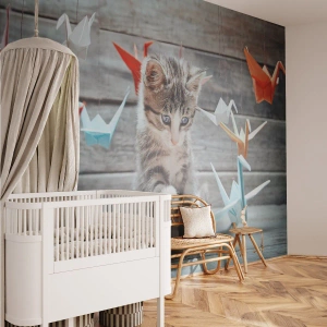 Fotomural Premium Sand - Un gato jugando con grullas de papel suspendidas - 100x70cm - La primera lección - Decoración de pared moderna para salón y dormitorio ARTTOR