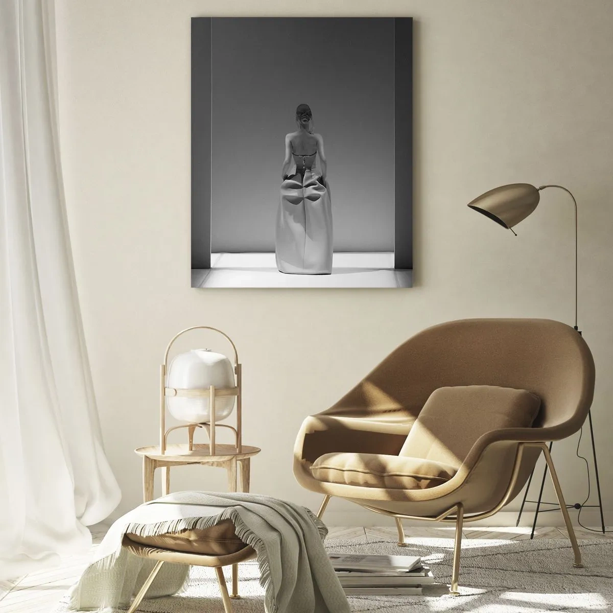 Cuadro sobre vidrio - Impresiones sobre Vidrio - Una fotografía en blanco y negro de una mujer con un vestido sobre un fondo de luz. - 50x70cm - Sencillez refinada - Decoración de pared moderna para salón y dormitorio ARTTOR