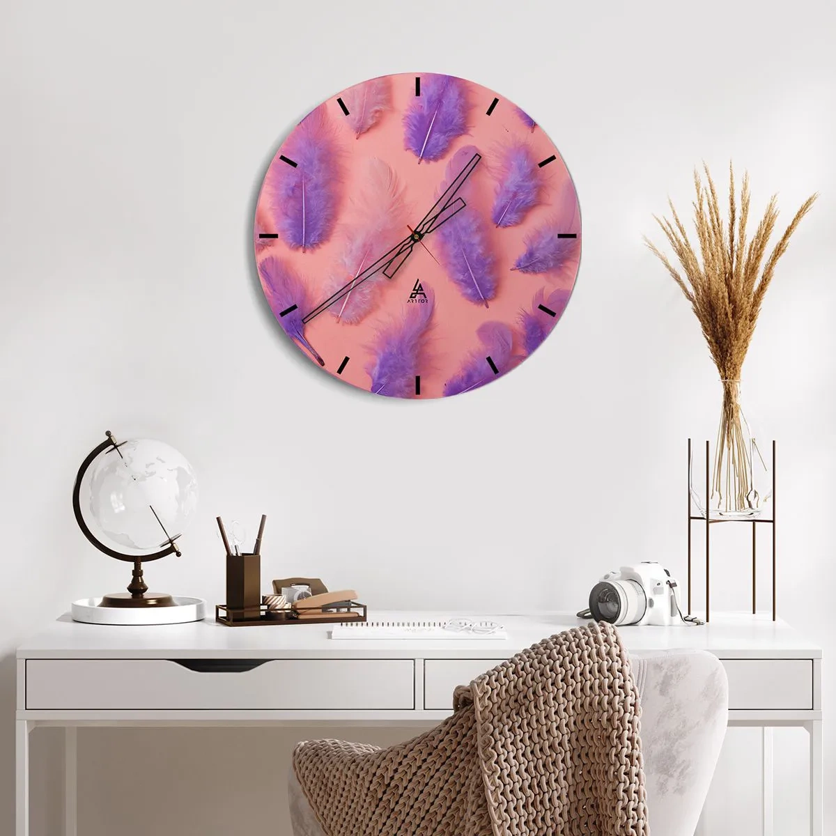 Reloj de pared - Reloj de vidrio - Plumas moradas sobre un fondo rosa - 30x30cm - Un pájaro lila del deseo - Decoración de pared moderna para salón, cocina y dormitorio ARTTOR
