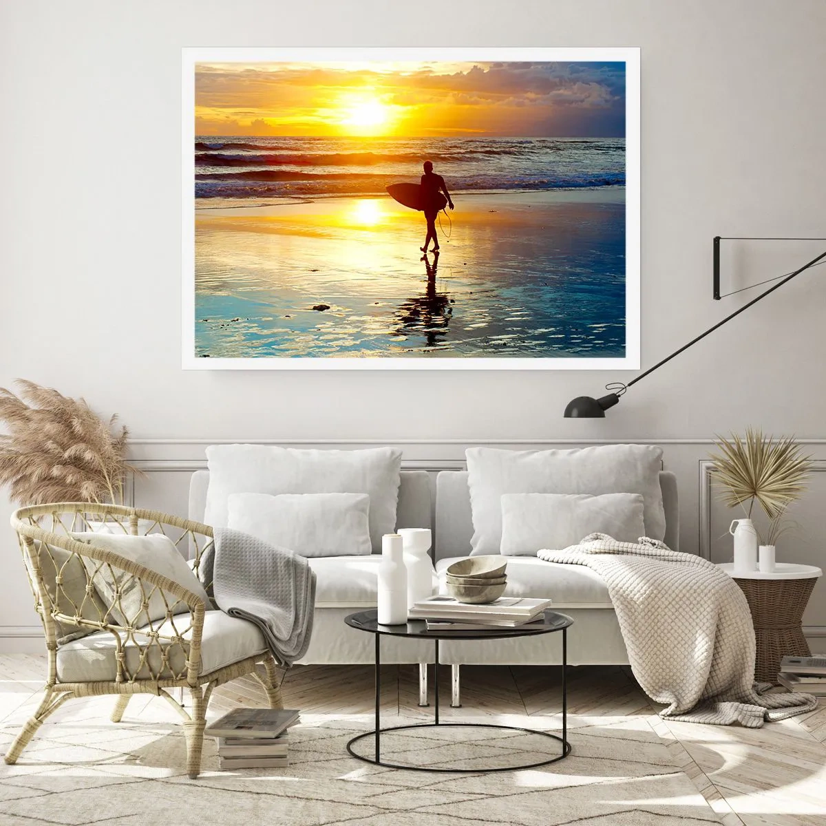 Póster - Un surfista caminando por la playa al atardecer con una tabla en la mano. - 100x70cm - El regreso del guerrero - Decoración de pared moderna para salón y dormitorio ARTTOR