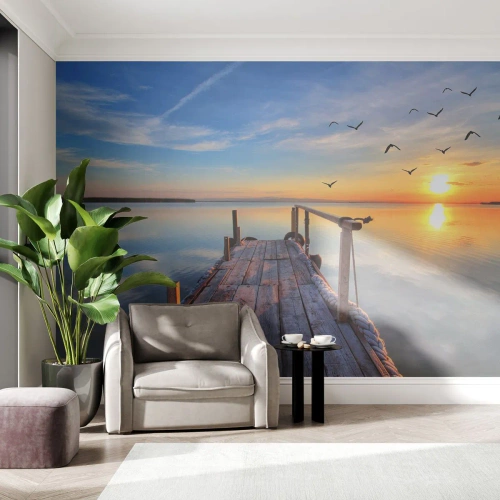 Fotomural Premium Sand - Caminando hacia el sol - Paisaje, Lago, Puente de madera - 350x256 cm