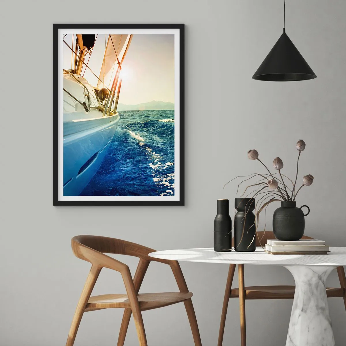 Póster en marco negro - Un yate navegando por un mar en calma bajo la cálida luz del sol. - 50x70cm - Para una aventura - Decoración de pared moderna para salón y dormitorio ARTTOR